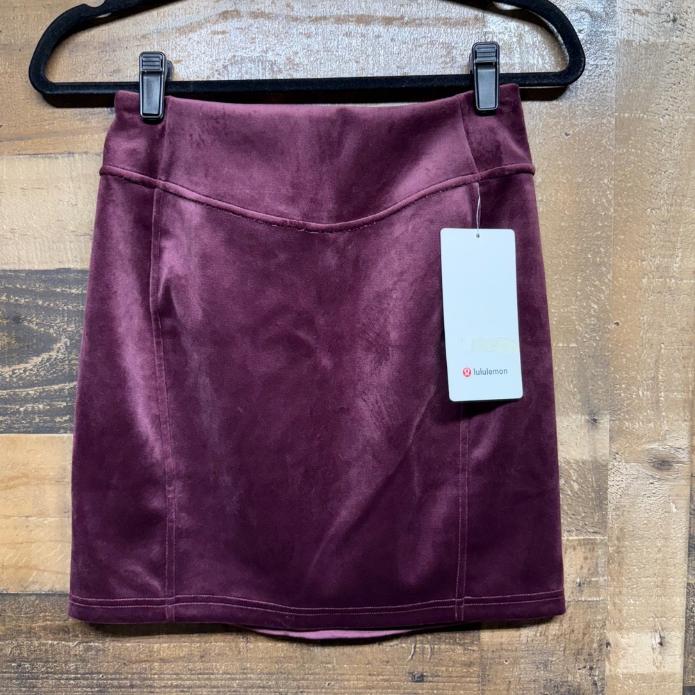 Lululemon Scuba HR Mini Skirt Velvet Garnet High‎ Rise Tight Fit XS NWOT